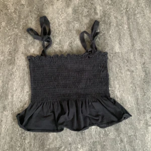 Fin sommar topp - Säljer nu min fina svarta sommar topp eftersom den inte kommer t användning. Super bra skick. Köpt på secondhand men ursprungligen från H&M. Inte mycket andvänd. Stl S men skulle absolut säga xs.