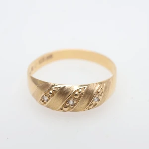 Guldring med stenar - Guldring med värdering på 1500kr. 1.7g 18k Guld. 18mm bred