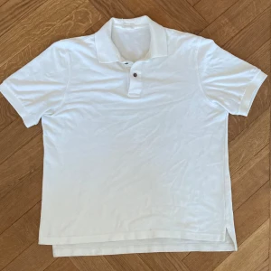 Sixth Sense Polo - 👕 Somrig stil! 👕  🔍 Vita Sixth Sense polotröjan - ett måste för sommaren! 🔍  💼 Stil och komfort i ett. 💼  ❤️Nyskick❤️ 🌟 Uppgradera din sommargarderob nu! 🌟