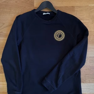 Versace collection - sweater size S - Jättefin sweater i storlek small från Versace Collection. Svart färg.  Jättefint skick.  Nypris: 5600kr