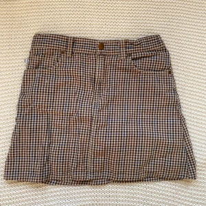 Minikjol  - Jätte söt rutig minikjol från polarn o pyret. Säljer pga att den är för liten. Bra skick, inga defekter. Köpt secondhand. Använd gärna köp nu💕 