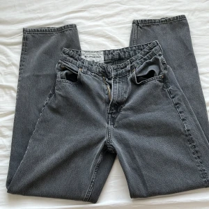 Jeans - Säljer p.g.a att de har blivit för små för mig💗Är i hyfsat bra kondition dock så saknar den knappen. Skriv för fler bilder🫶 (priset kan diskuteras)
