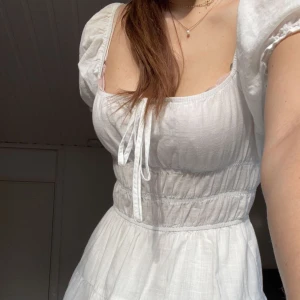 Söt sommarklänning - Söt sommarklänning! Använd kanske 4 gånger.