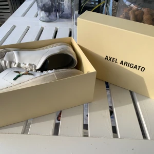 Axel Arigato skor - Axel Arigato Clean 90 B Bird Sneaker! Perfekta skor till sommaren, Skick: 8/10, liten fläck på baksidan. Storlek: 40 men passar också 41  Nypris: 2500kr 
