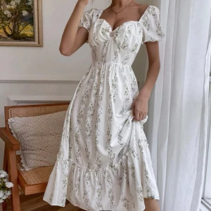 Blommig sommarklänning - Jättesöt sommarklänning! Den saknar en liten diamant som kan ses på bild 3. Använd 1 gång