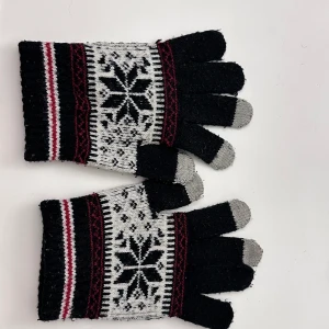 Vantar - Jättefina vantar som är oanvända! De har tre fingrar var som är touch för telefonen, alltså kan man använda sin telefon medan man har på sig vantarna!!! 