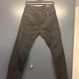 Säljer ett par svarta jeans från märket diesel i fint skick.  Storlek W36 L32