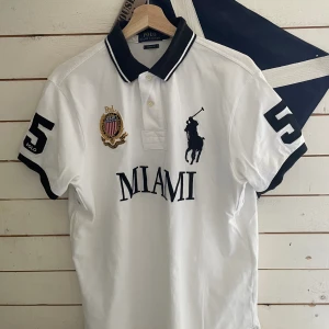 Miami, new york polo shirt, svart och vit - Orginal pris 2000 cirka för båda, nu endast 700! 10/10 skick