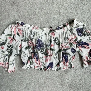 blommig croptop  - jätte fin topp som tyvärr inte kommer till användning, storlek 40 men passar mig som är 36/38. Finns på fler sidor så skriv vid intresse