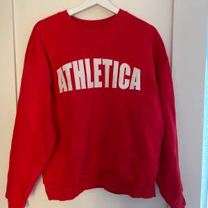Röd sweatshirt från Ginatricot. Bra skick och använd ett fåtal gånger. 