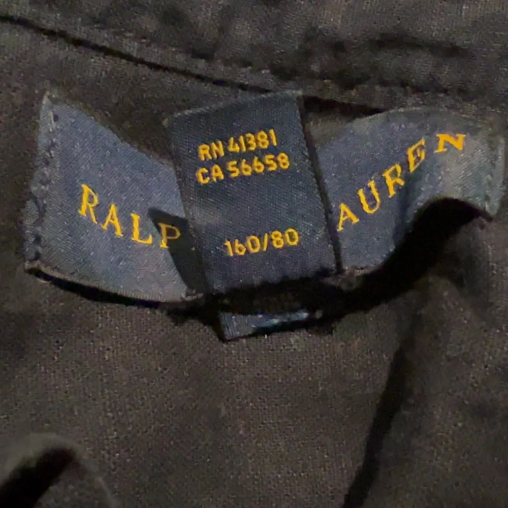 En linneskjorta från märket Ralph Lauren i väldigt fint skick. Storlek:160cm. Nypris:1095kr mitt pris:450kr. Köparen står för frakten.. Skjortor.