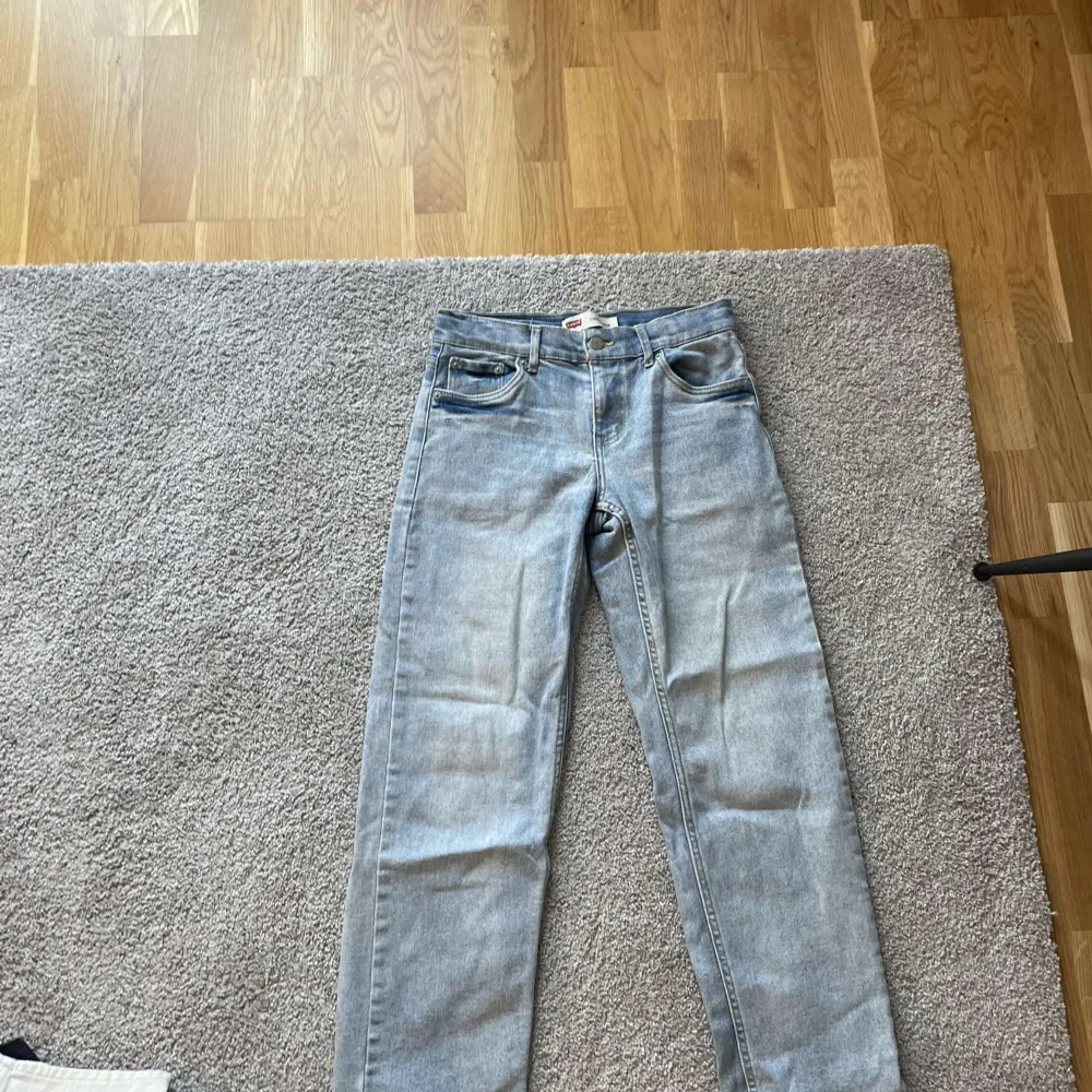 Säljer mina Levis jeans som är i bra skick. Storleken är 14a.. Jeans & Byxor.