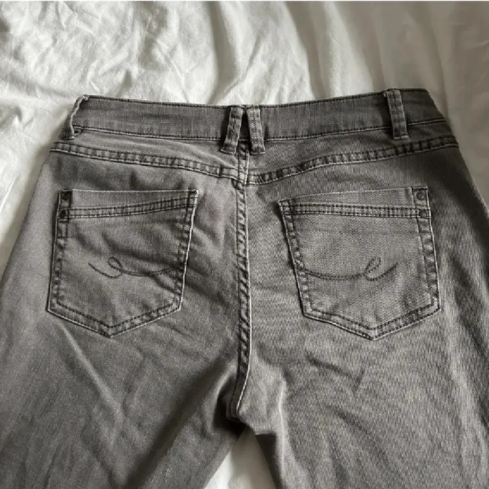 Grå lågmidjade jeans från esprit som är för stora och för långa på mig. På bilden har jag vikt in dem , innebenslängden är 87 cm🥰. Jeans & Byxor.