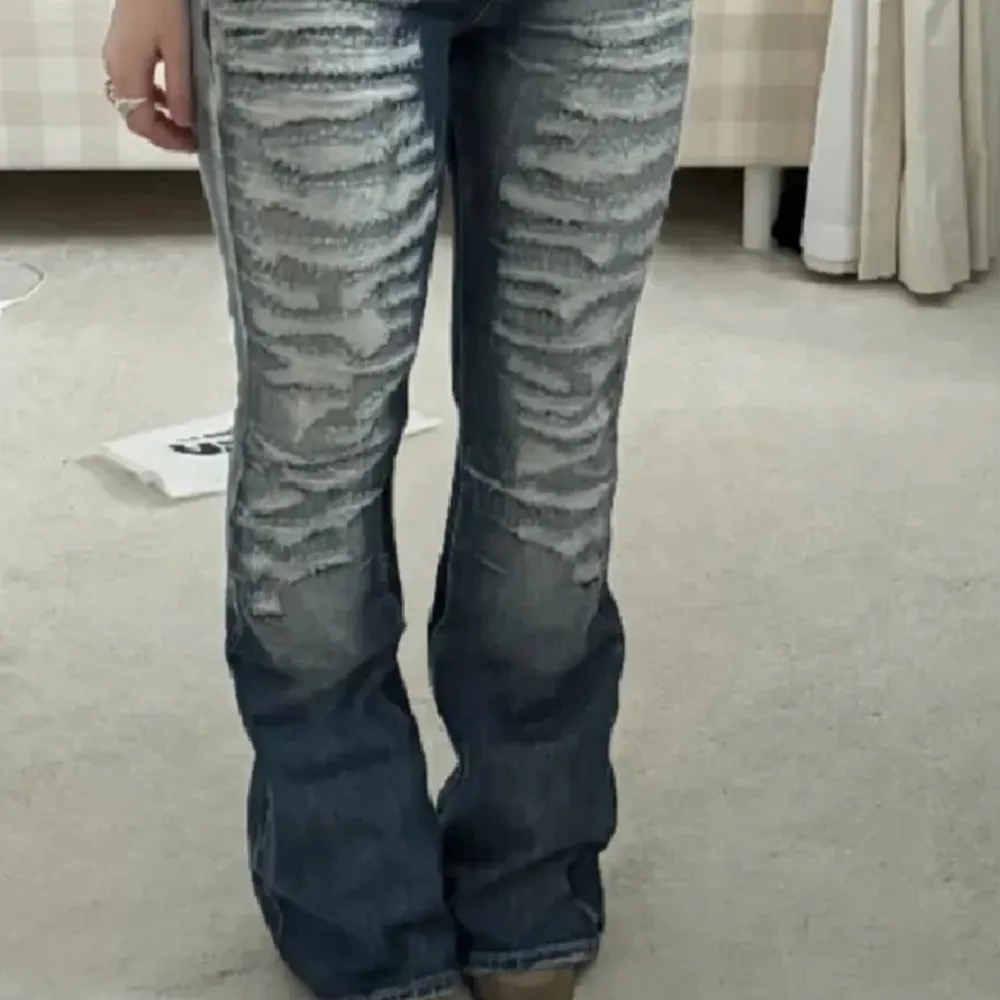 Säljer nu mina så fina jaded London jeans då dom inte kommer till användning, jeansen är aldrig använda och verkligen helt nya! Storlek w26 och passar mig bra i längden som är 173💕 kom privat för midjemåttet och innerbenslängden, pris kan diskuteras🫶🏼. Jeans & Byxor.