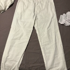 Linnebyxor - Säljer mina nästan helt nya linnebyxor från H&M då de aldrig kom till användning.  Hör av dig vid intresse eller om du har fler frågor☺️