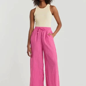 Rosa linnebyxor  - Rosa super fina linnebyxor perfekt till sommaren. Storlek 38 men passar 36 och 40. 