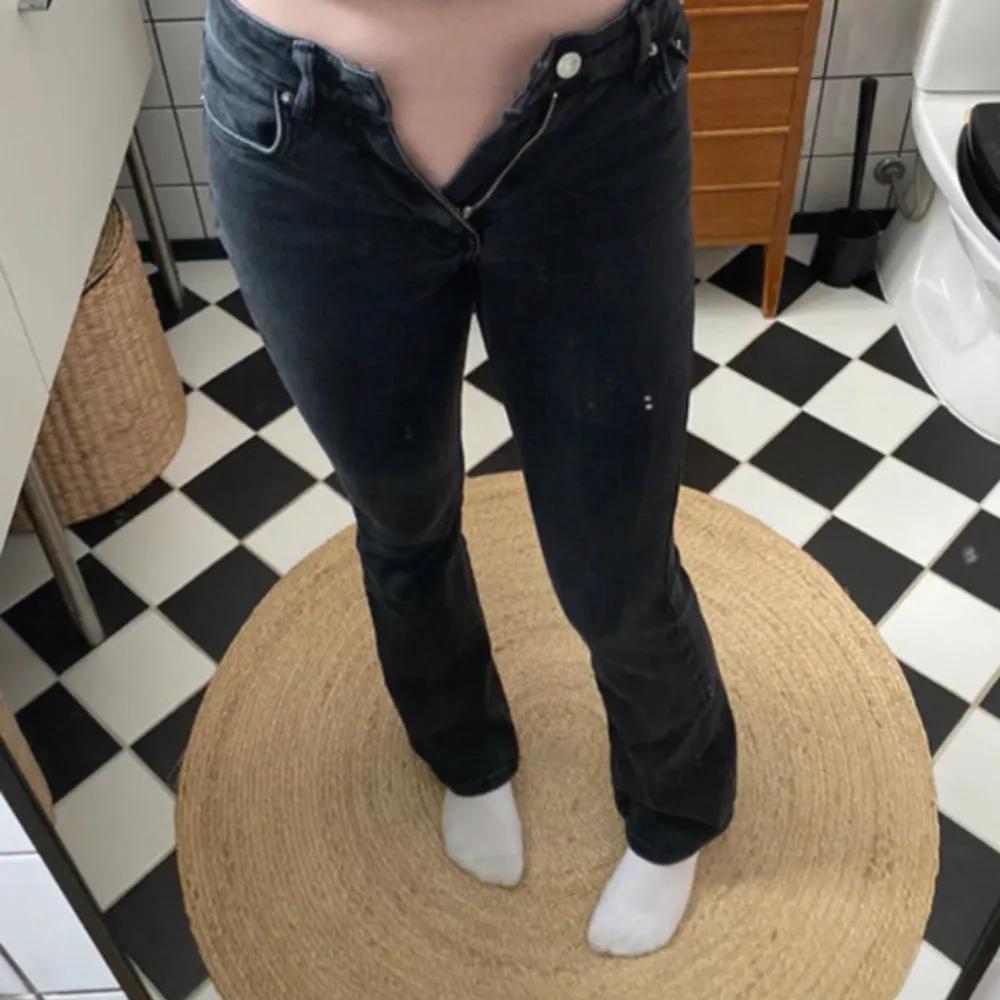 Svarta utsvängda jeans från Gina Tricot Köpa för flera år sedan och väl använda så färgen har blivit blekare/ljusare. De har även blivit uttöjda så de är lite större i storleken.  Jag är 172 cm 💕  Skriv privat vid frågor, funderingar eller intresse! . Jeans & Byxor.