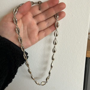 silver halsband - snäck halsband i silver INTE ÄKTA SILVER använt få tal gånger