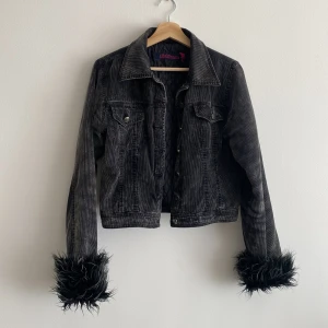 Y2K Jacka från fishbone  - Riktig bratz-jacka haha, älskar den men kommer aldrig till användning. Perfekt för våren. Passar allt från S-L beroende på önskad fit. 