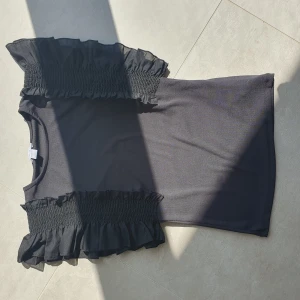 Svart fin t-shirt/tröja-topp💓 - En fin t-shirt/tröja-topp som är sparsamt använd, pris kan diskuteras vid snabb affär💗 Köpt från new yorker😄Kontakta gärna innan ni tryckt på köp nu om ni väljer de alternativet!