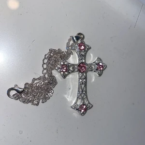 Y2K kors halsband ✝️  - Jätte snyggt kors halsband som är y2k grunge mcbling, men även fint som tex konfirmationspresent! Mått: 3.5cm bred 4.8cm långt. På bilden då jag har på den så är den i den närmaste öglan men på sista bilden så kan det bli längre💜💗 fråga gärna frågor💗