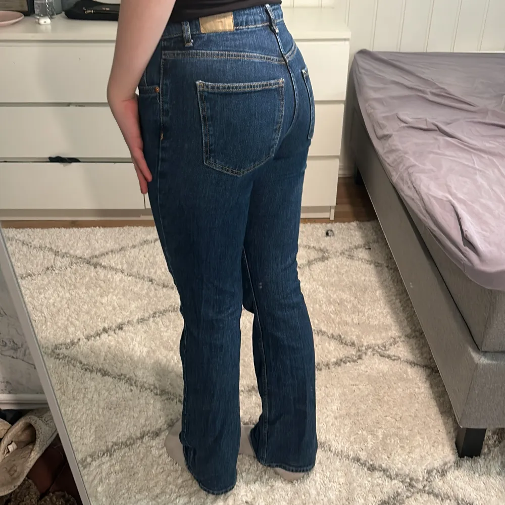 Snygga mörkblåa bootcut jeans från Gina tricot. Lite använda, skulle säga att dom är mer som 36 i storlek. Bra längd på mig som är 177!💞 (nytvättade så dom är lite mer bootcut än vad som syns på bilderna) . Jeans & Byxor.