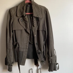 Jacka  - Snygg vårjacka från Vila. Den är mörkgrön och har många fina detaljer. Skriv om du har frågor! 