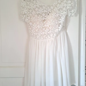 Studentklänning  - Avslutnings kläning som bara är använd en gång.☀️ Pwrfekt till studeng eller konfirmation 