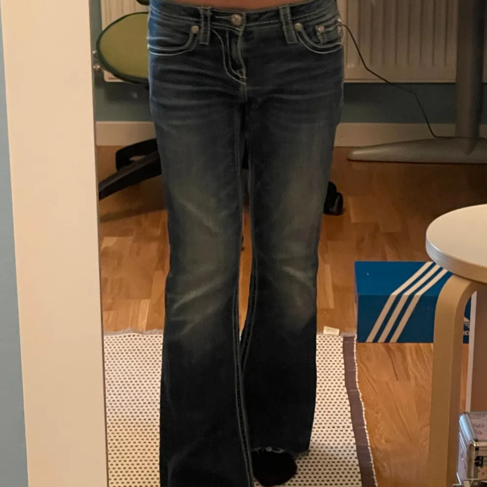 As snygga low waist miss me jeans som är köpa här på plick! Säljs då dom har blivit för små!😢💗 Modell: JK7644B Boot. Använd gärna köp nu ❤️W12 är ungefär storlek 23-24. Midjemått: 33 cm rakt över💗. Jeans & Byxor.