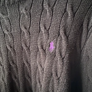 Stickad Ralph lauren tröja  - Stickad Ralph lauren tröja med lila märke ej använd / original pris 2 295 