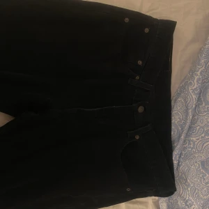 Levi’s manchester byxor - Ett par svarta manchester byxor, mid/high waist och raka ben. Köpta second hand och är även använda ett flertal gånger. Längd och waist är i storlek 32.