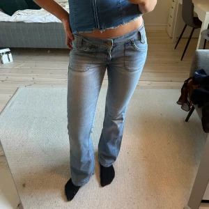 Lågmidjade bootcut jeans  - Från märket Lee  Midjemått: 39cm Innerbenslängd: 80cm