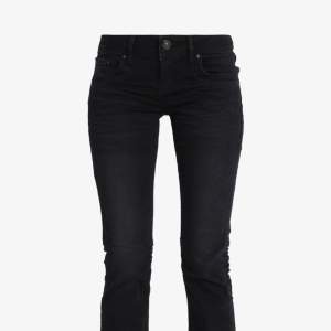 Säljer mörkblåa/svarta ltb jeans i bra skick. Köpta för 829 kr på zalando för cirka 6 månader sedan. Skriv angående frågor!💞
