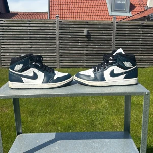 Jordan 1 mid blue black white sneaker.  - Super fina obetydligt andvända sneakers med kvitto och kartong.   Skon finns i svedala/malmö 