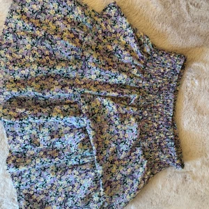 Volang kjol  - Fin volang kjol från vero Moda i storlek s men passar mig som har xs. Väldigt stretchig. Använd fåtal gånger och är i fint skick.