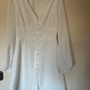 Jättefin vit klänning som endast är använd en gång till skolavslutning. Säljer då den inte kommer till användning. Skriv priv vid frågor💗