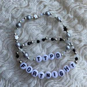 2 Taylor Swift friendship bracelets  - Taylor swift frienship bracelet att behålla för dig själv eller ge bort till andra swifties under the Eras tour. Dessa armband är hemgjorda, elastiska och gjorda för att passa en genomsnittlig handled. För att bevara dem, undvik kontakt med vatten.