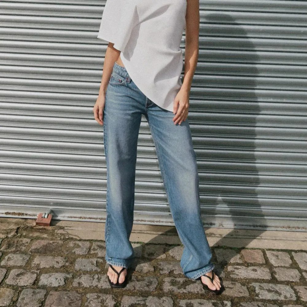Zara jeans i storlek 38, skulle säga att dem passar 36 också! Supersnygg, använda 2-3 gånger så i fint skick ❤️. Jeans & Byxor.