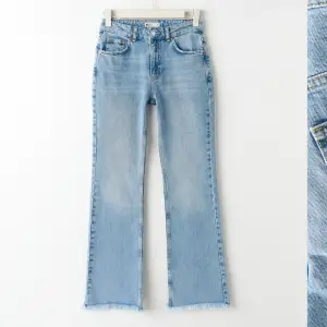 Säljer dessa ljusblå jeans ifrån Gina, dom är midwaist och har inte mycket tecken på användning kan skicka fler bilder priv  Köpte för 499kr💞
