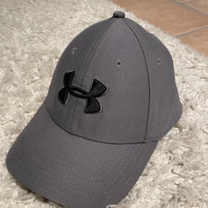 Under armor keps - Super fin keps i mycket bra skick. Perfekt till sommaren. 