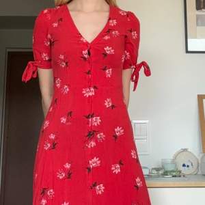 Säljer nu denna superfina klänning från H&M i storlek 36!  Perfekt för både användning till vardags och till midsommarfirande! 
