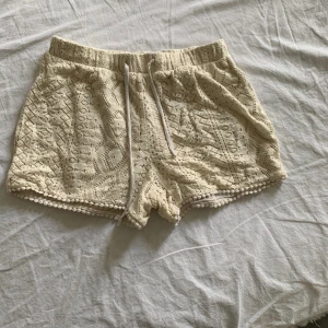 Spetsshorts - Oanvända. Cremefärgad typ. Katt finns i hemmet.