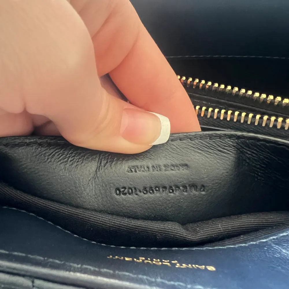 Säljer min fina Saint Laurent Loulou navy bag. Använd endast några enstaka gånger se bilder för defekter. Såklart äkta, ny 28 000 kr💕. Väskor.