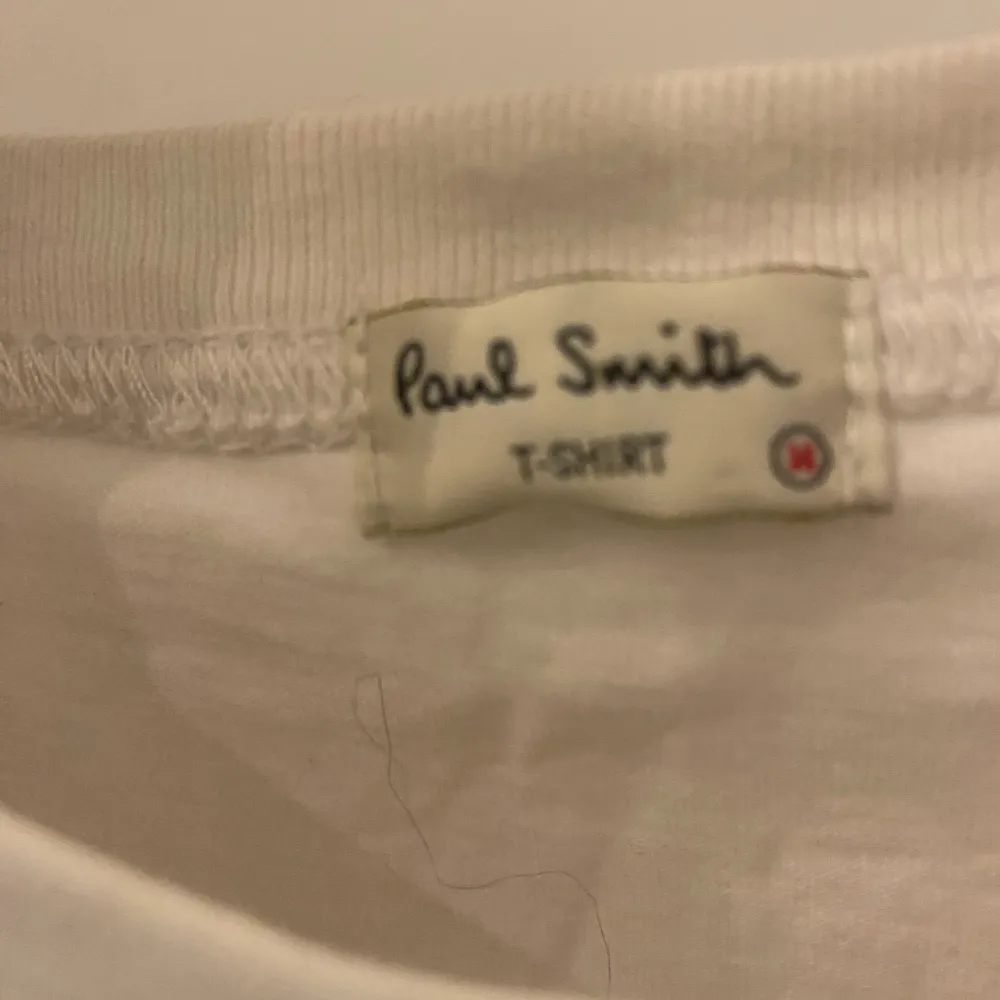 Säljer en vit Paul Smith T-Shirt i st M men den är mer som en S i gott skick.. T-shirts.