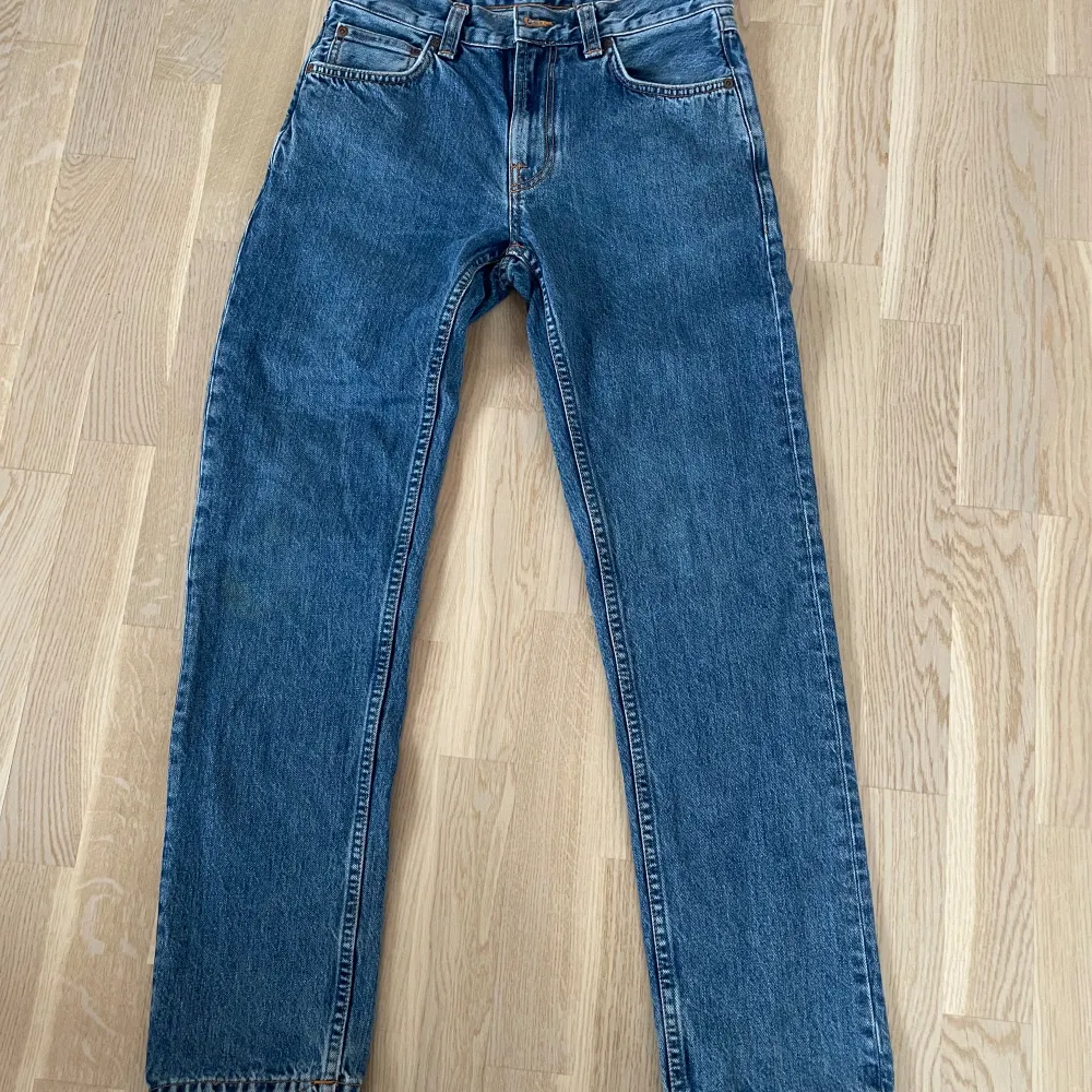 Säljer ett par Nudie jeans i modell Gritty Jackson i stl 27W 30L Nypris 1600kr mitt pris 300kr knappt använda.. Jeans & Byxor.