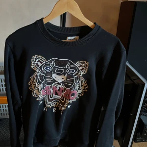 Kenzo tröja - Säljer denna kenzo tröja i size M Lite kort i längden så kan passa S också