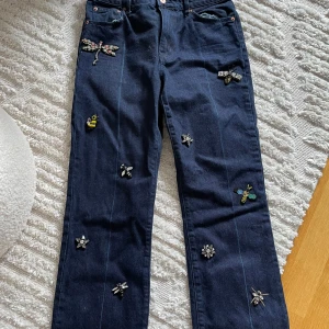Jeans med detaljer  - Så snygga jeans från H&M med massa fina detaljer i stenar.  Små i storleken!   Har även ett par likadana i storlek 36 som jag säljer! Skriv isåfall. 💙
