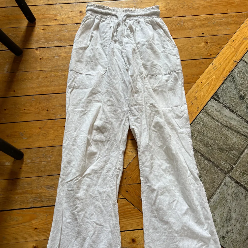 Linnebyxor från By Anastasia, står ingen storlek men passar xs/s. Har en del fläckar, därav priset. . Jeans & Byxor.