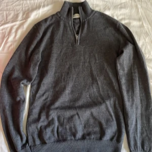 Merinoull halfzip - Säljer denna John Henric halfzippen därför den inte kommer till användning. Skicket är 10/10 den är bara använd några gånger och är bara tvättad 1 gång. Köpte i Stockholm för 1100 mitt pris 599.priset kan såklart diskuteras. Mvh Otto!