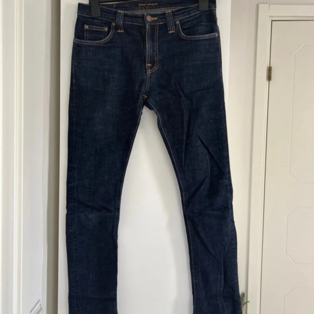 Ett par nudie jeans i mörkblå färg. Jeansen är i väldigt bra skick. Storlek W30 L30. Modell okänd, men är mer ut det tajta hållet. Kolla gärna in våra andra annonser. Mvh, Nudie closet. Jeans & Byxor.
